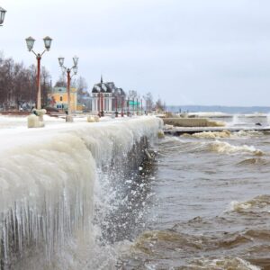 Ледяная набережная Петрозаводска зимой